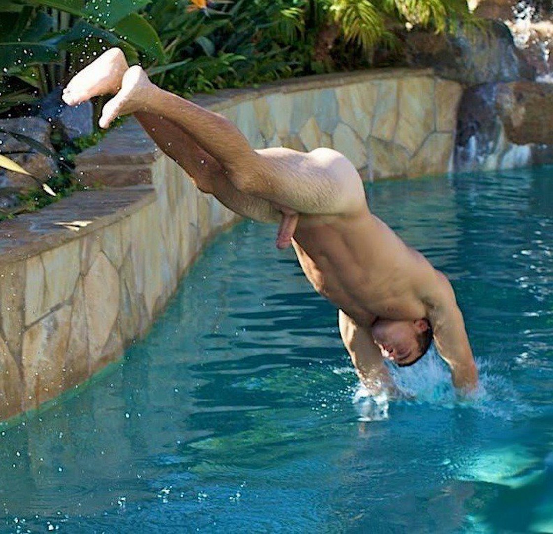 голые парни купаются в бассейне с девушками фото 73