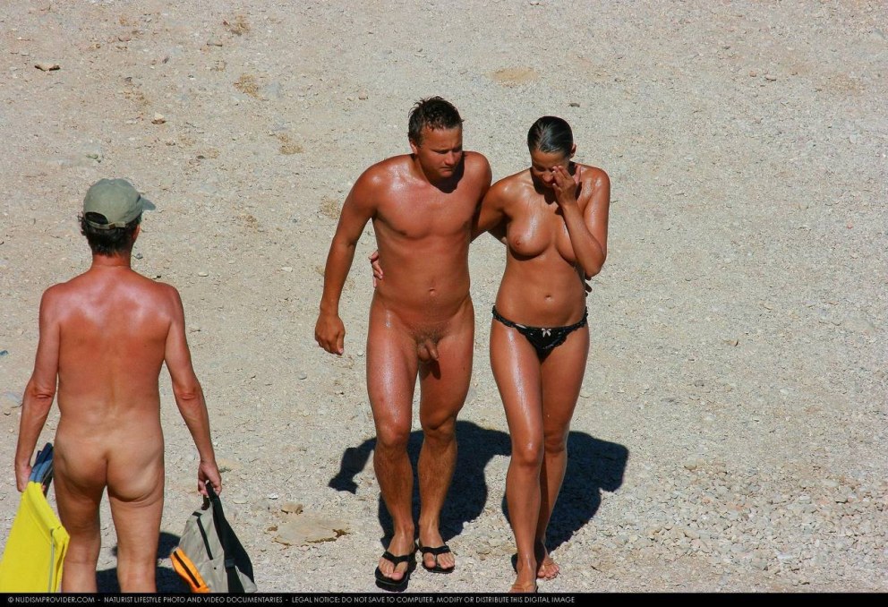 Одетые женщины голые парни на пляже (60 фото) .
